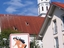 Schild vor bayerischer Kirche