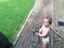 Kind duscht Hunde ab